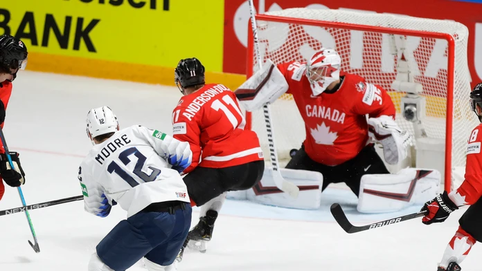 Trevor Moore (USA) strieľa gól proti Kanade.