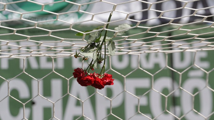 Kvety visia z futbalovej siete na počesť Chapecoense futbalistov.