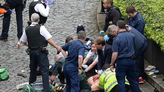 Policajta sa snažili zachrániť.