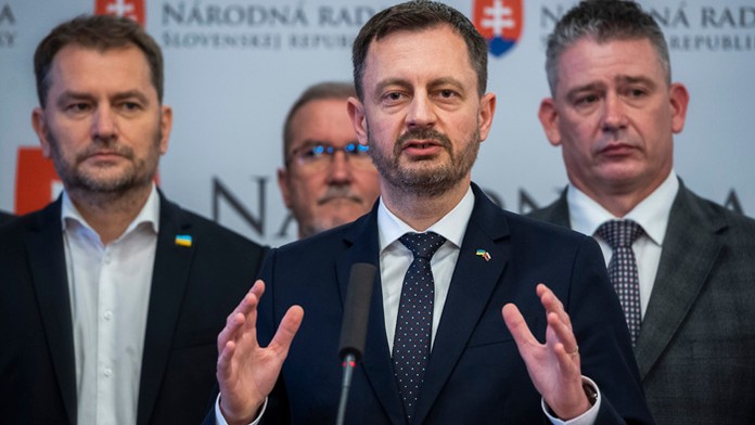 Na snímke premiér Eduard Heger.