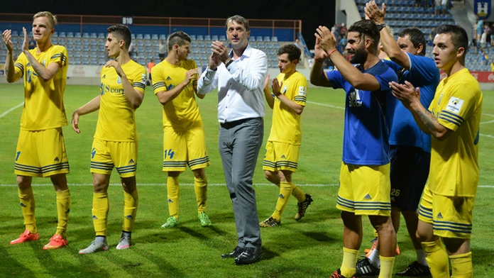 Tréner František Šturma oslavuje s hráčmi MFK Zemplín Michalovce víťazstvo proti ViOn Zlaté Moravce.
