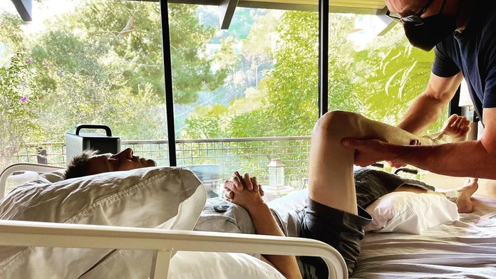 Herec Jeremy Renner si pri nehode so snežným pluhom zlomil viac ako 30 kostí