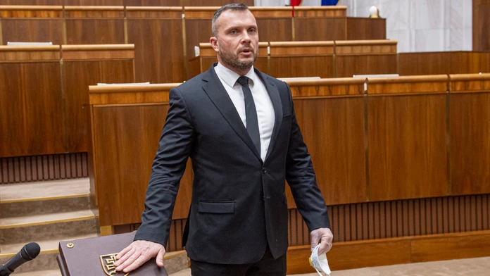 NAKA obvinila poslanca Suju a asistentku europoslanca Uhríka