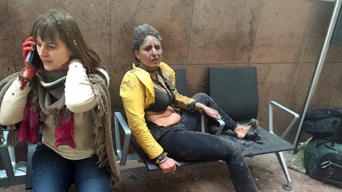 Zranené turistiky po výbuchu na bruselskom letisku.