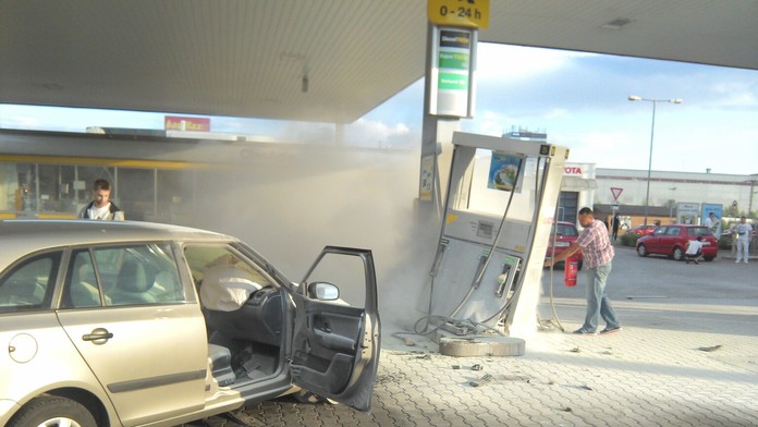 Auto narazilo na stojana na pumpe