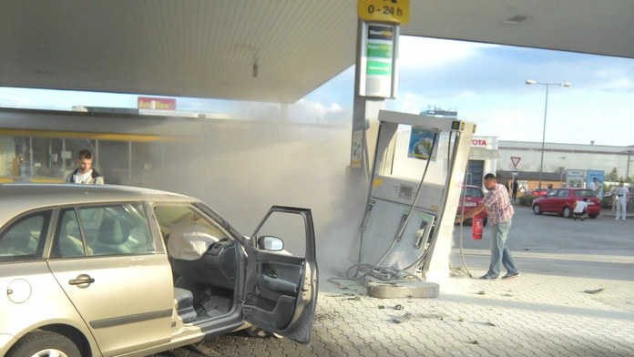 Auto narazilo na stojana na pumpe