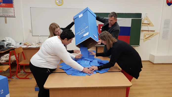 Rozloženie síl v krajských zastupiteľstvách: Takto si mandáty podelia jednotlivé strany