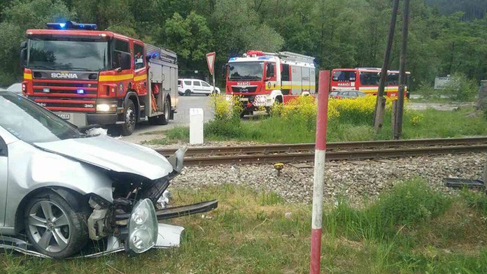 Pri Porúbke sa zrazil vlak s autom.