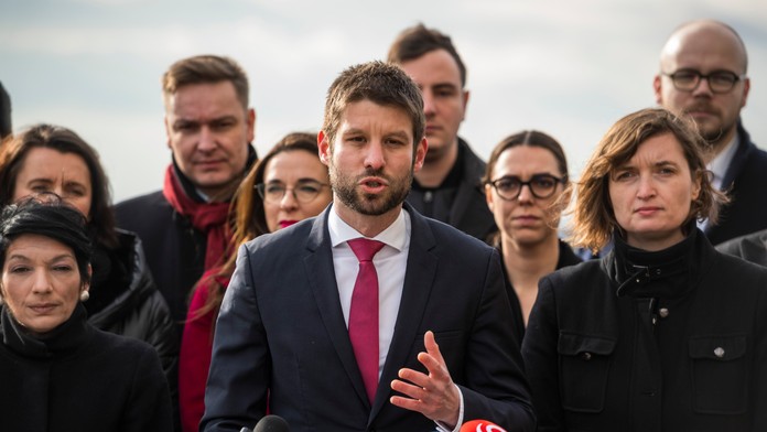 Na snímke uprostred predseda strany Progresívne Slovensko Michal Šimečka