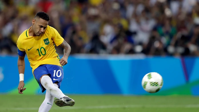 Neymar premieňa rozhodujúcu penaltu vo finále na OH v Rio de Janeiro.