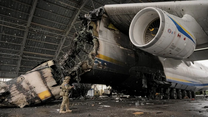 FOTO: Rusi pri Kyjeve zničili najväčšie dopravné lietadlo sveta AN - 225