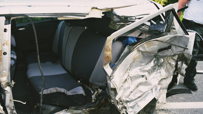 Zničené auto po nehode v Lučeneckom okrese.