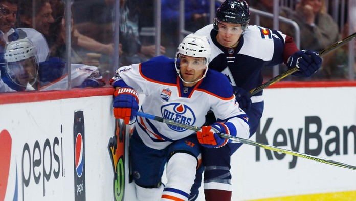 Andrej Sekera (vľavo) a hráč Colorada Joe Colborne (vpravo).