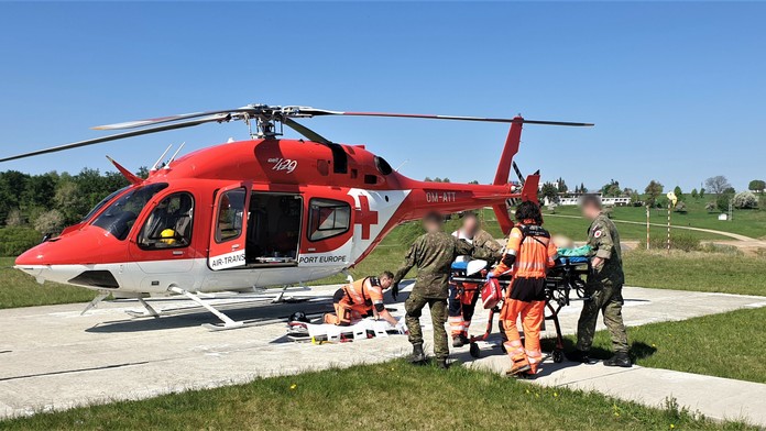 Zraneného policajta previezli do nemocnice vrtuľníkom.