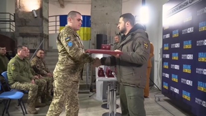 Volodymyr Zelenskyj navštívil vojakov.