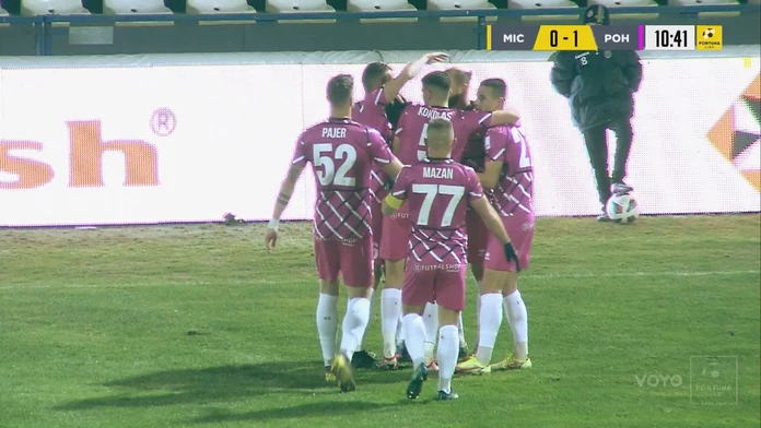 Hráči Pohronia sa tešia po strelení úvodného gólu.