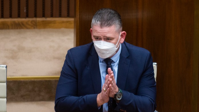 Minister vnútra Mikulec ostáva vo funkcii, opozícii sa nepodarilo ho odvolať