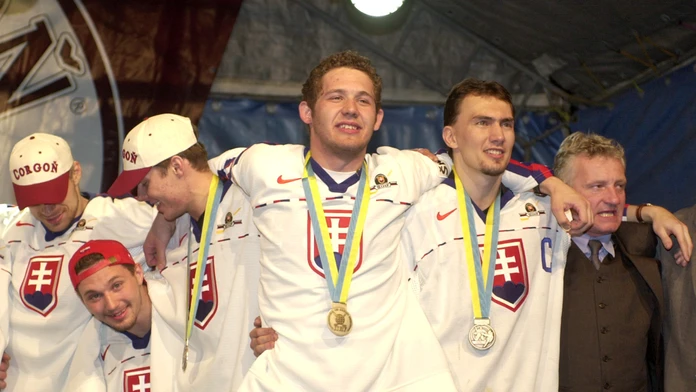 Smutný Ľubomír Sekeráš po prehre vo finále MS 2000 proti Česku.