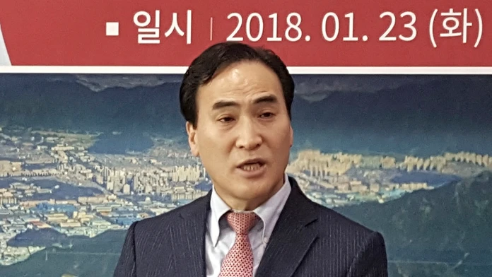 Na archívnej snímke z 23. januára 2018 Kim Čong-jang reční počas tlačovej konferencie v Čchangwone.