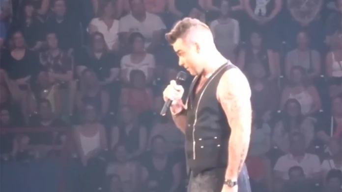 Robbie Williams na koncerte v Brisbane flirtoval s 15-ročnou Morgan.
