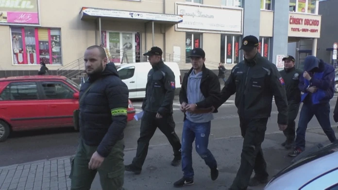 Muži obvinení z lúpeže a únosu Bosniaka prichádzajú na súd.