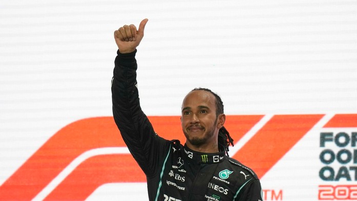Lewis Hamilton z tímu Mercedes sa teší na pódiu po triumfe na Veľkej cene Kataru.
