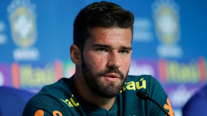 Brazílsky brankár Alisson na tlačovej konferencii počas MS 2018.
