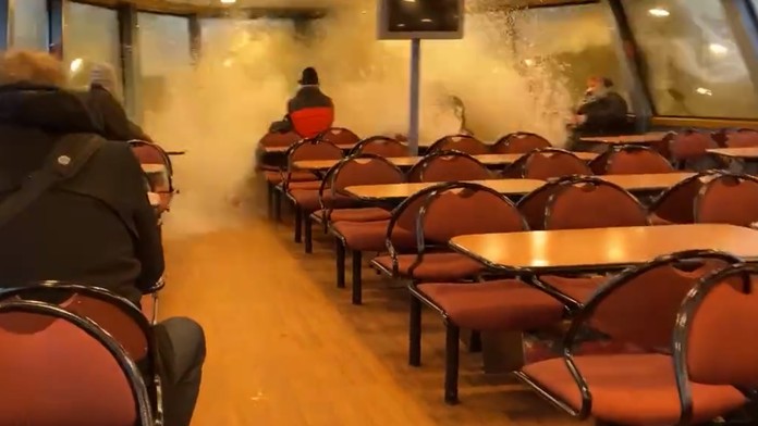 Búrka na Labe ochromila lodnú dopravu. Trajekt s cestujúcimi nečakane zaplavila obrovská vlna