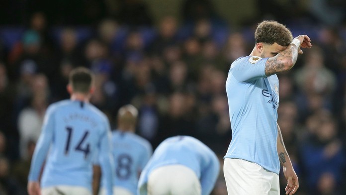 Sklamaní hráči Manchestru City po prehre s Chelsea.