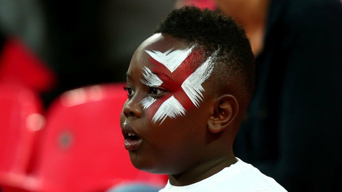 Fanúšik Anglicka na tribúne Wembley Stadium počas zápasu Anglicko - Slovensko.