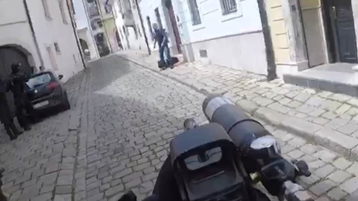 Zásah proti mužovi s nožom - záber z policajnej kamery.
