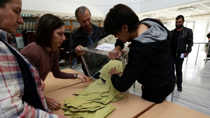 V Turecku sa skončilo hlasovanie v referende o zavedení prezidentského systému