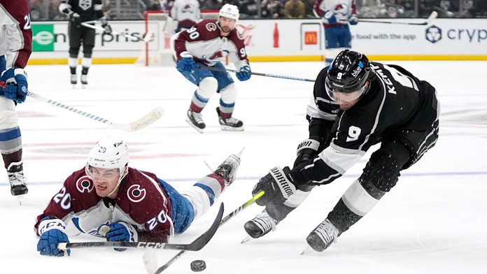 Na snímke vľavo center Colorada Ross Colton, v pozadí jeho spoluhráč a slovenský útočník Tomáš Tatar, vpravo hráč Kings Adrian Kempe.