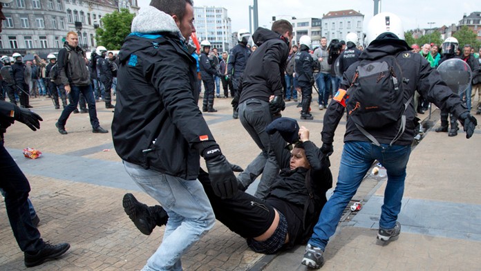Demonštráciu v centre Bruselu, na ktorej sa zišlo asi 50.000 až 60.000 ľudí, zvolali odborári na protest proti sociálnej a hospo