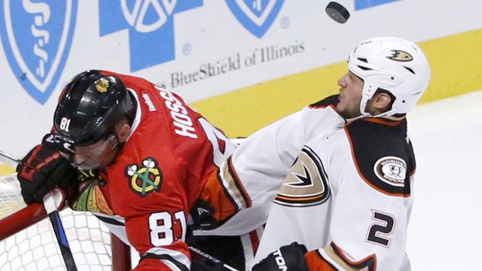 Marián Hossa v zápase proti Anaheimu.