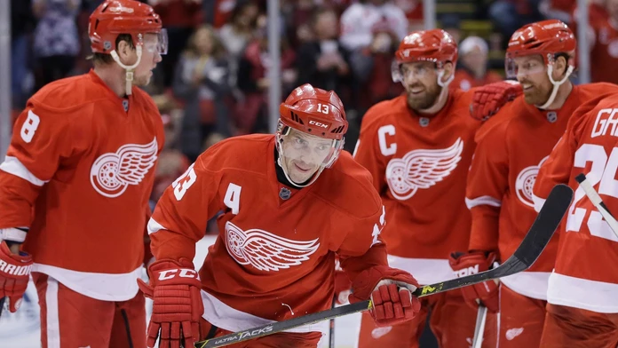 Ruský center Pavel Dacjuk (13) z Detroitu Red Wings sa raduje po góle v zápase zámorskej NHL proti Bostonu Bruins.