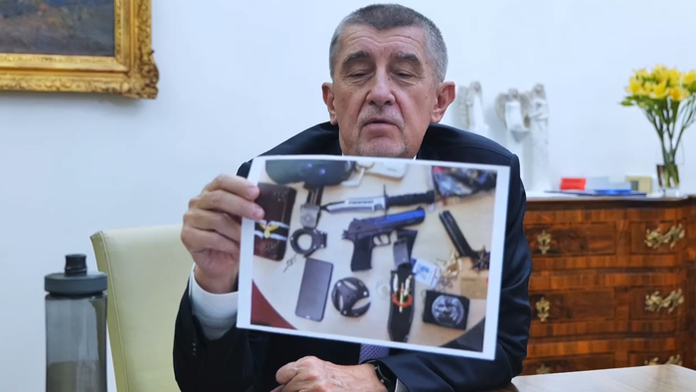 Andrej Babiš so zadržanými zbraňami