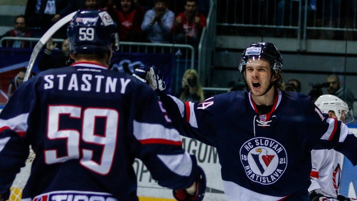Slovanisti Andrej Šťastný a Žiga Jeglič oslavujú gól.