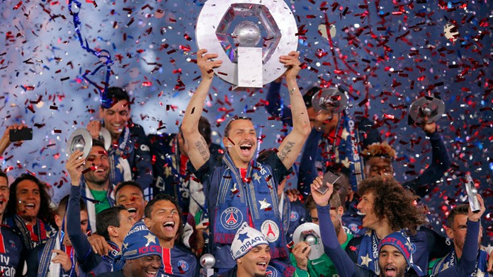 Zlatan Ibrahimovič a hráči Paríž St. Germain oslavujú titul.