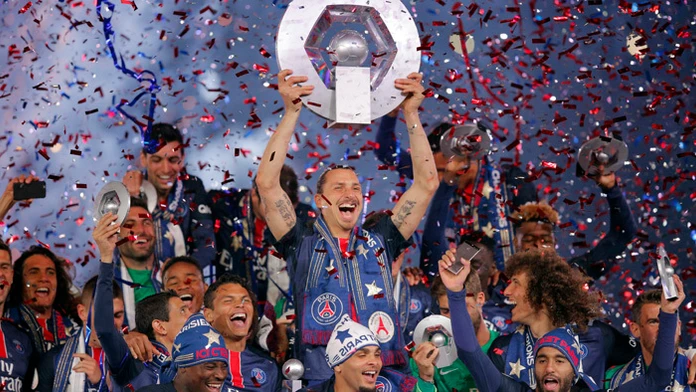 Zlatan Ibrahimovič a hráči Paríž St. Germain oslavujú titul.