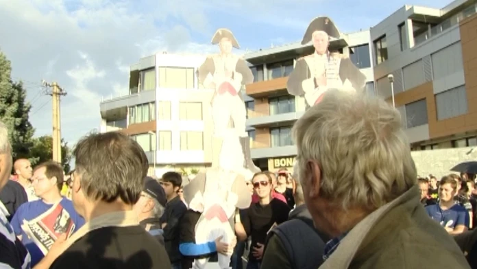 Protest pred Bonaparte. 