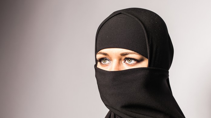 Nikáb.