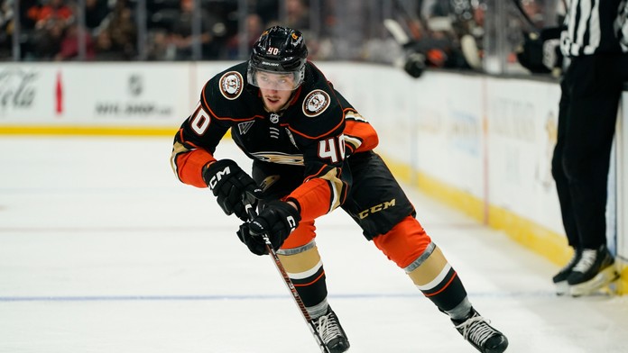 Pavol Regenda korčuľuje s pukom v prípravnom zápase zámorskej hokejovej NHL Anaheim Ducks - Los Angeles Kings.