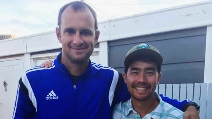 John Allen Chau na snímke vpravo.