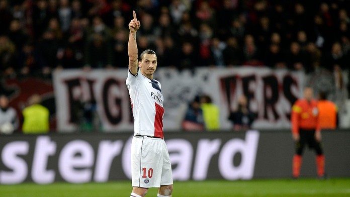 Švédsky útočník PSG Zlatan Ibrahimovič oslavuje svoj druhý gól v osemfinálovom stretnutí Ligy majstrov 2013/14 proti Bayeru Leve