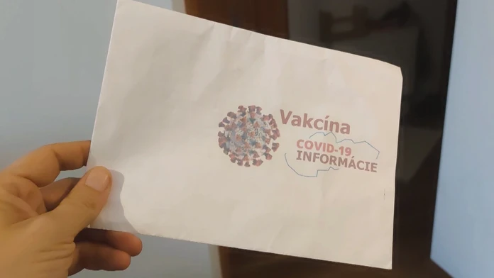 Polícia rozháňa demonštrujúci dav v Mjanmarsku.