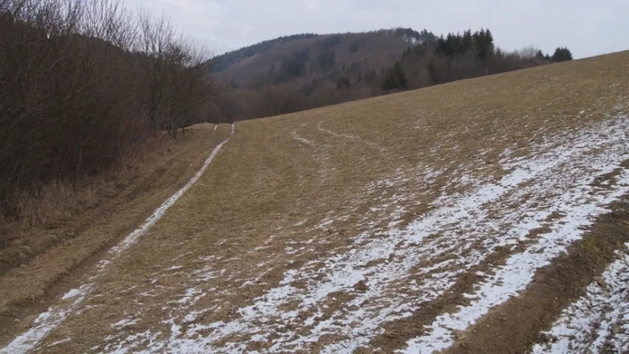  Na manželov s deťmi zaútočil muž so sekerou
