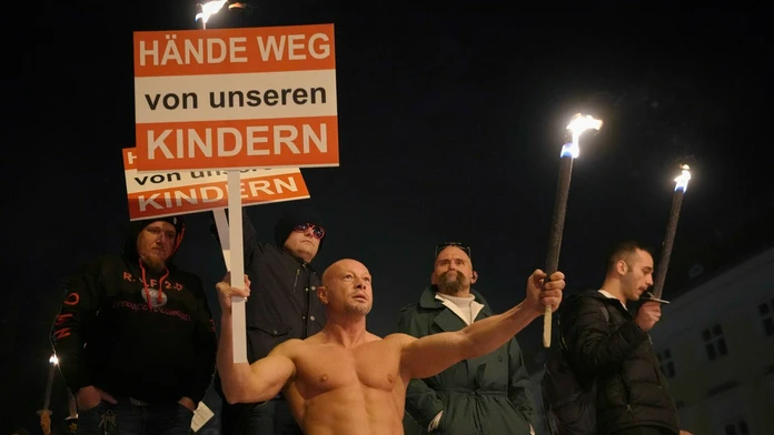 Ľudia zapaľujú svetlice počas protestu proti sprísneniu pandemických opatrení vo Viedni.
