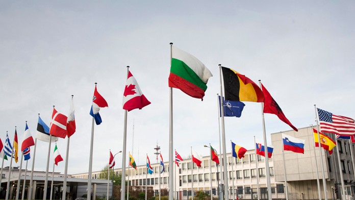 Zástavy členských krajín pred budovou NATO v Bruseli.
