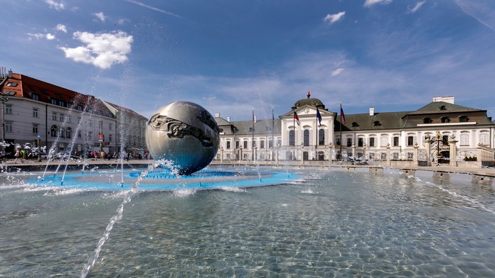 Fontána Planéta mieru v Bratislave.